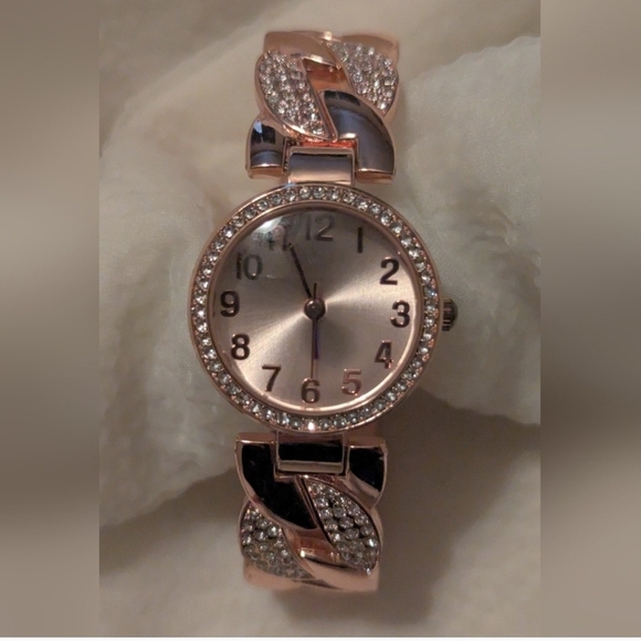 Elegant Rose Gold Women's Watch VEUC gorgeous (New Battery In It) - Picture 2 of 5